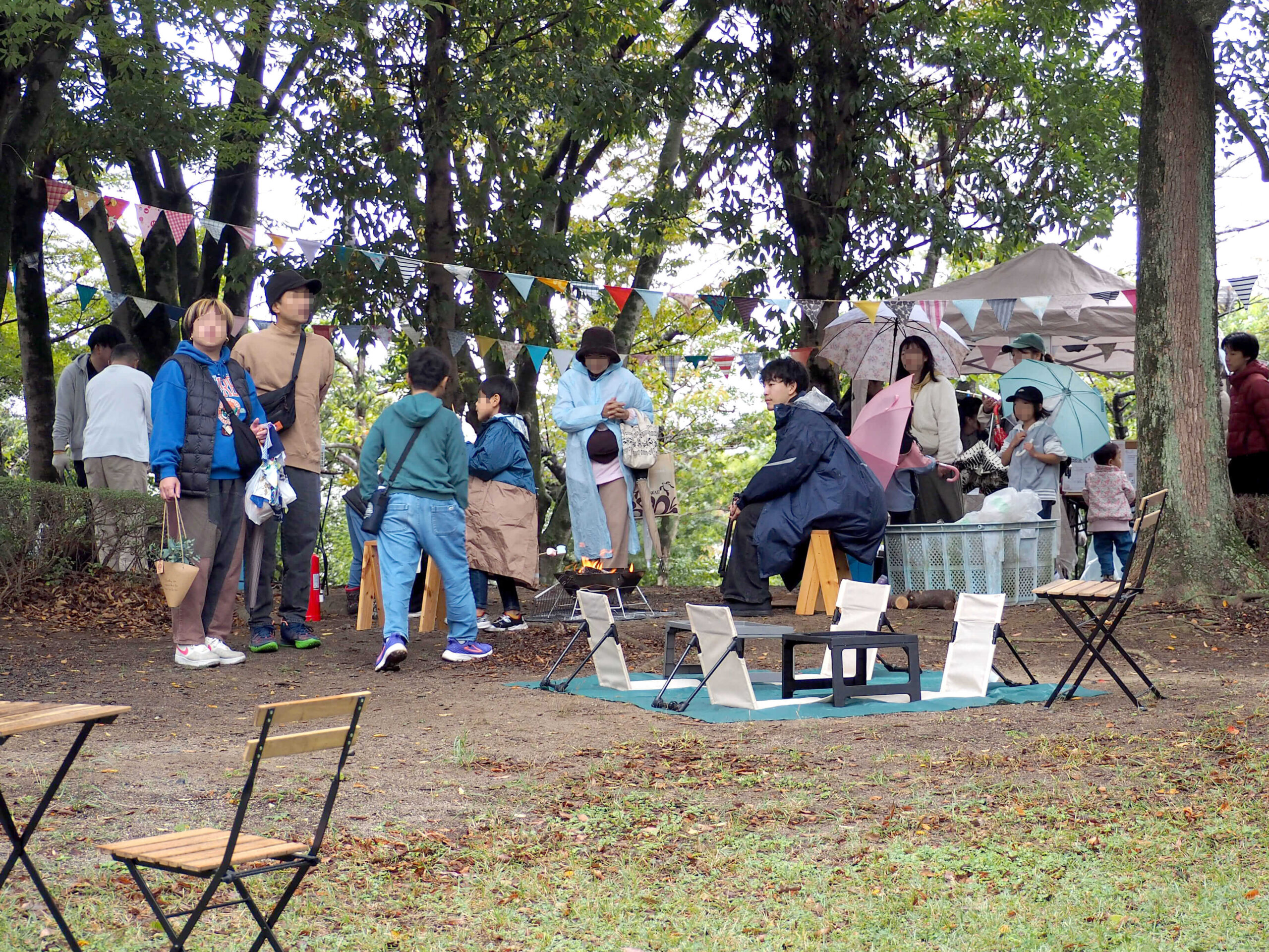 草加ローカルメディア・地域サイト 草加ローカルストーリー ・草加マルシェ・そうか公園秋あそびマルシェ・あおぷれ・焚き火に集まる人